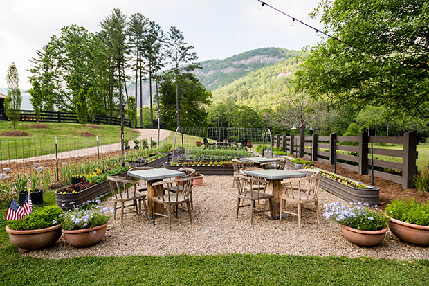 The Ultimate Al Fresco Dinner Party - Mountain Living